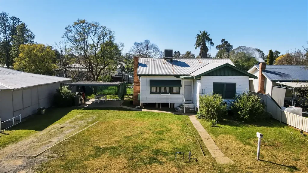 Warren 3 Slaapkamer GREAT LOCATION, GREAT POTENTIAL — A LITTLE TLC WILL GO A LONG WAY