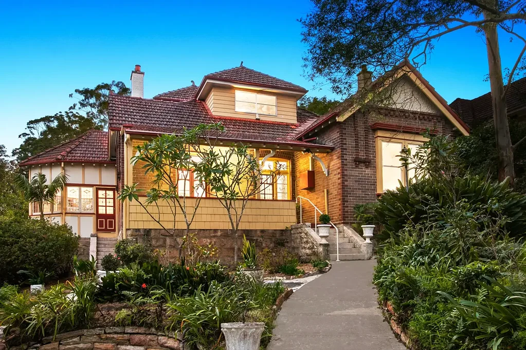 Cheltenham 6Phòng ngủ Grand Federation home on 1480sqm in prized Cheltenham pocket