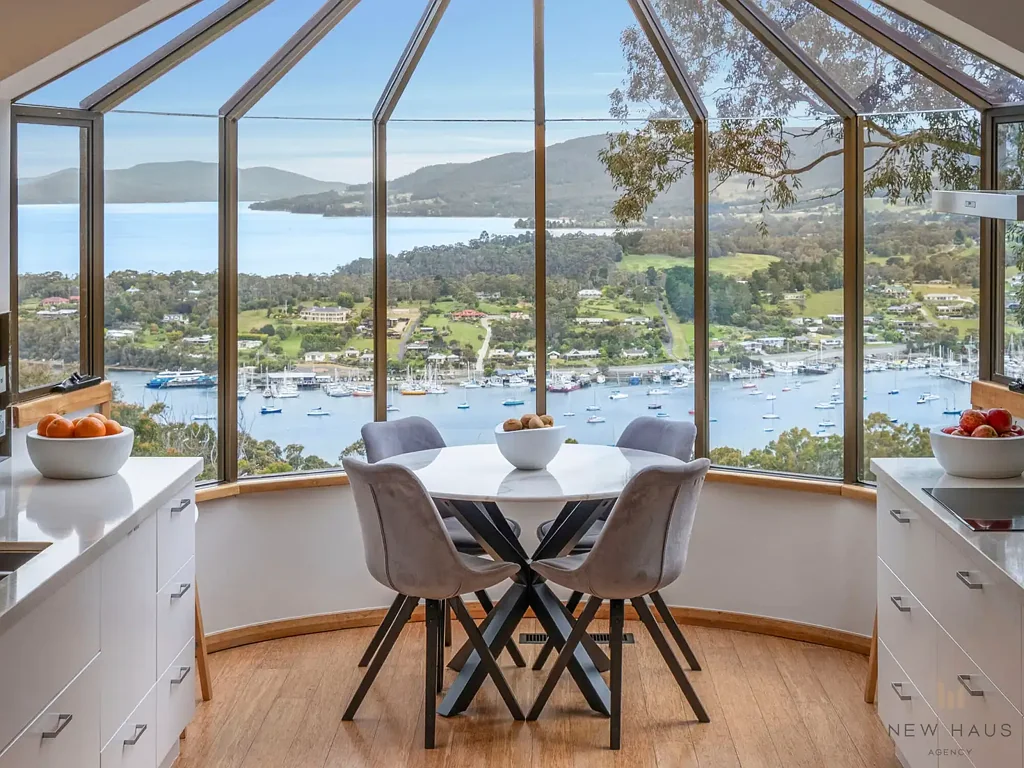 Kettering 3ห้องนอน An architectural masterpiece | Front-row seat to The Channel