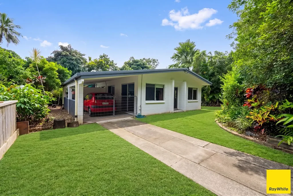 UNFURNISHED HALF DUPLEX IN CARAVONICA!