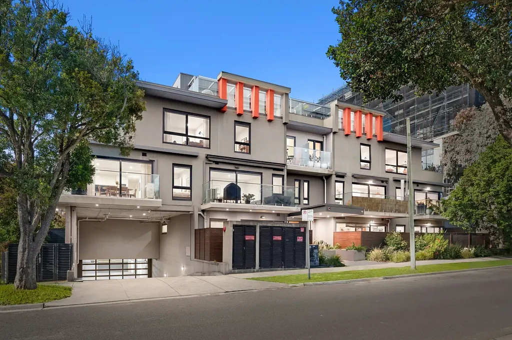 Ringwood 2房 宽敞私密阳台 现代石岛厨房 两卧带储物 安全地下车位 地段便利学区优 Sunlit Spaces, a Private Balcony & Exceptional Convenience
