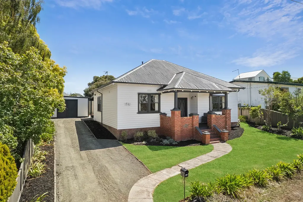 Daylesford 3 Bedroom Country Bungalow with Breathtaking Views in Prime Daylesford Location