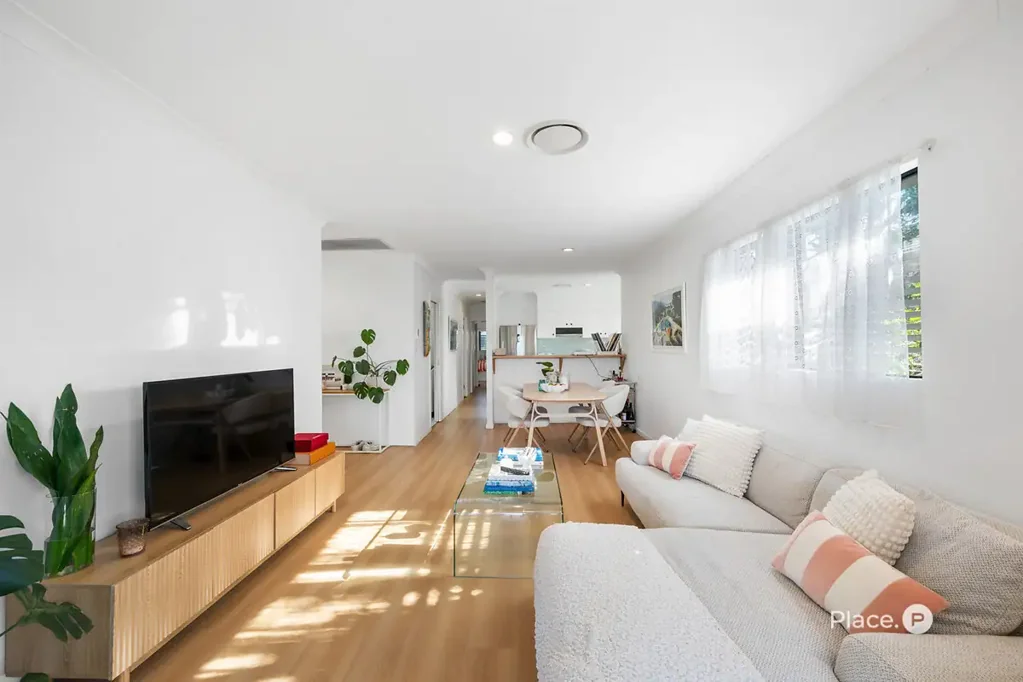 East Brisbane 2ห้องนอน Riverside Lifestyle and Renovated Top-Floor Living - Access from Walter Avenue
