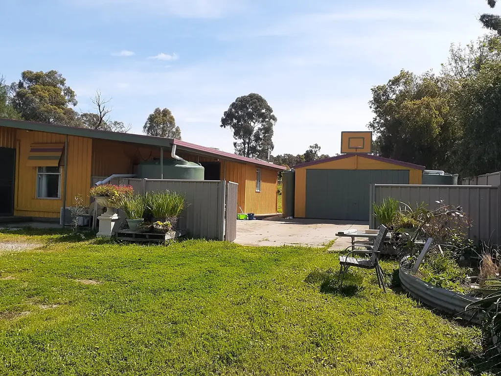 East Bendigo 3Phòng ngủ Solid  1970 mid century gem on  4160 sqm with multiple fruit trees, established garden and multiple tanks plus garage and 2 containers 20ft and 40ft.