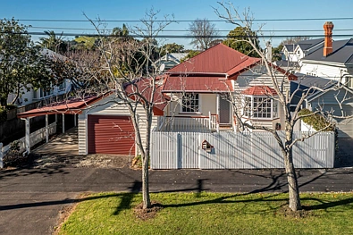 Stanley Point 3房  Entry-level do-up in Summer Street!