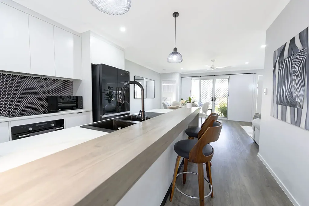 Andergrove 3ਬੈੱਡਰੂਮ Beautiful quality 3 bedroom family home with large media room & swim spa