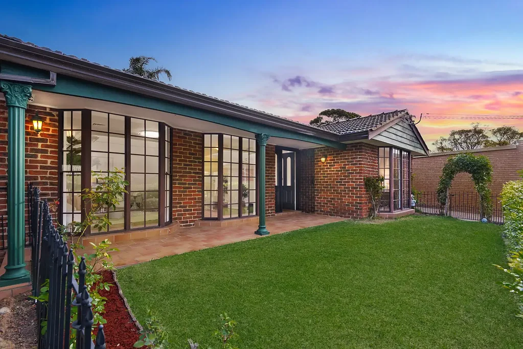 Bexley 5 Slaapkamer Stylish Single Level Home has the Space and Versatility for All Stages of Family Life