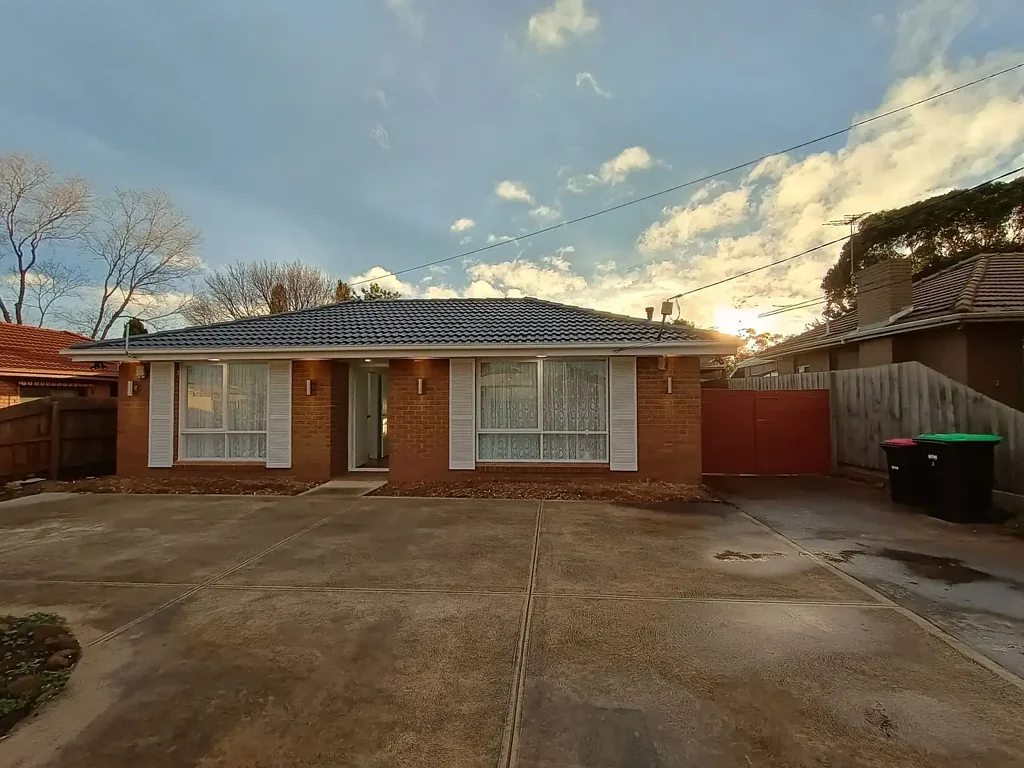 Fully Renovated House - Next to Melton Train Station