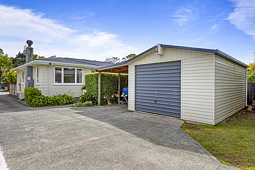 60 Woodside Road, Massey