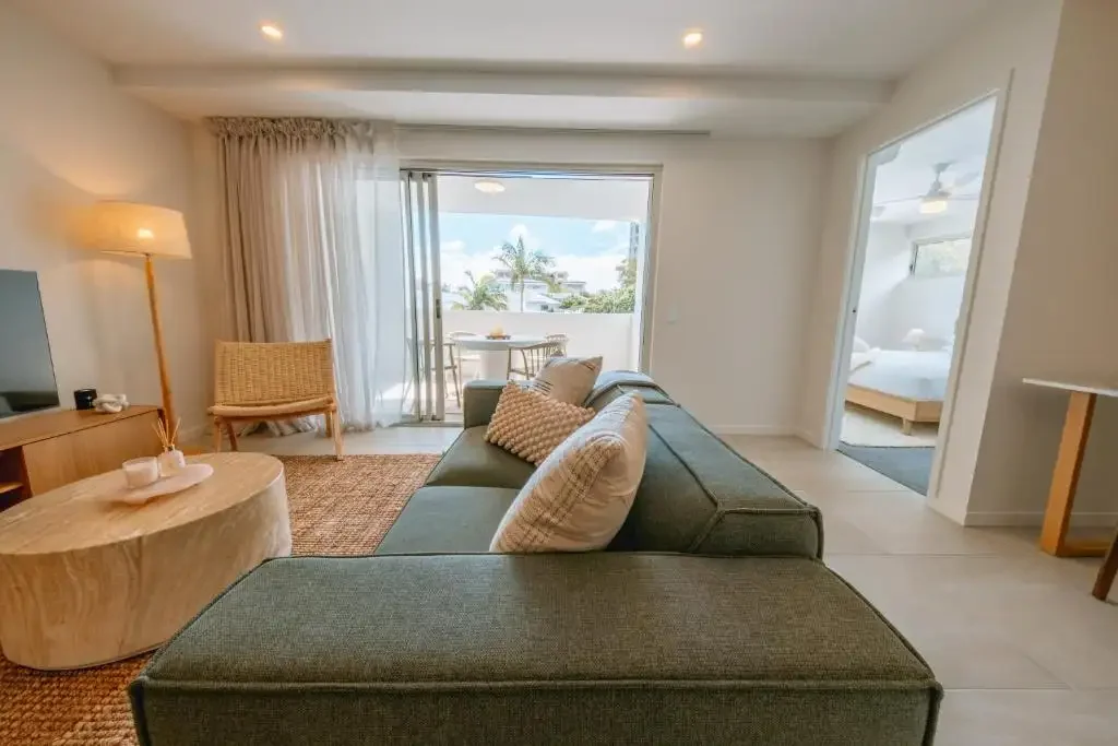 FURNISHED-2 BEDROOM  2 BATHROOM 1 GARAGE- MODERN APARTMENT-  KINGS BEACH - GREAT LOCATION
