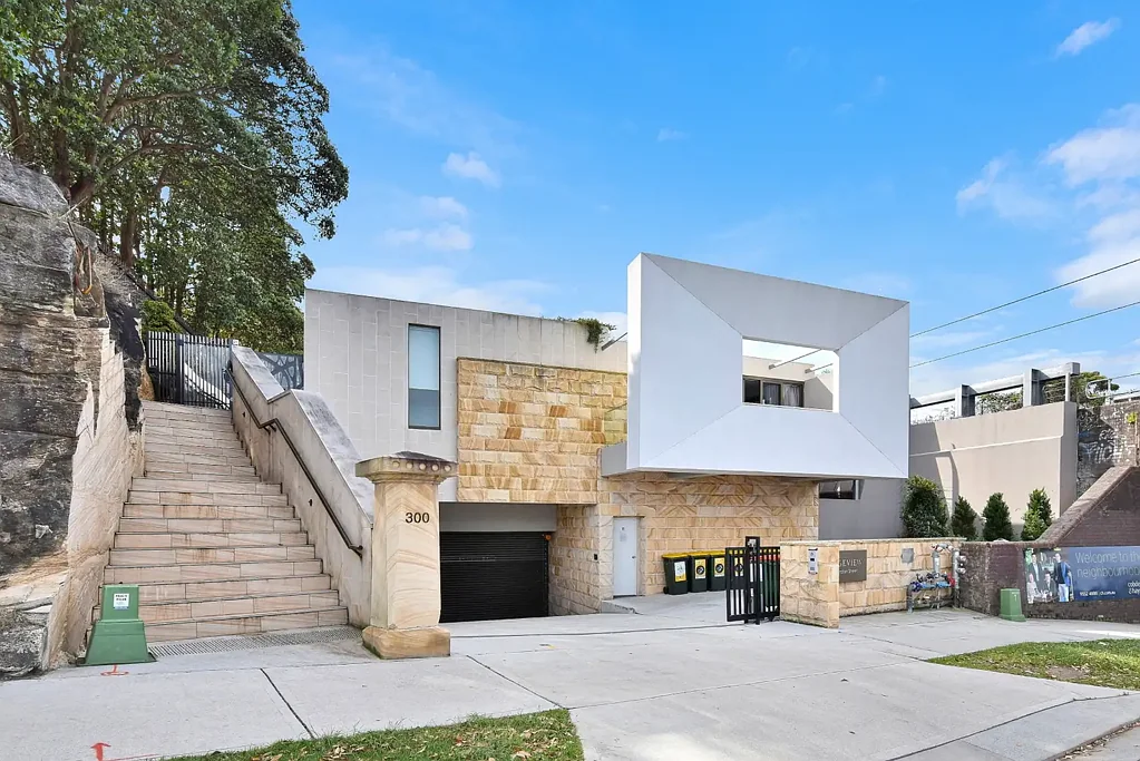 Luxurious Townhouse With A View!