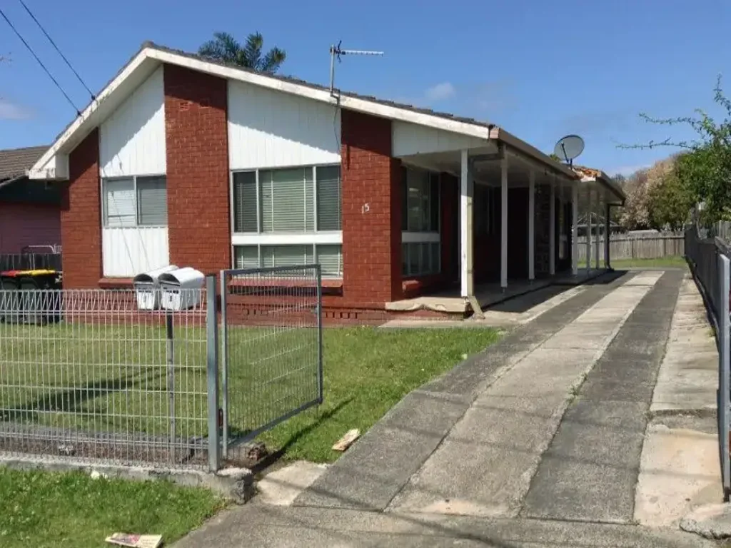 LOW-MAINTENANCE LIVING IN A PRIME BARRACK HEIGHTS LOCATION