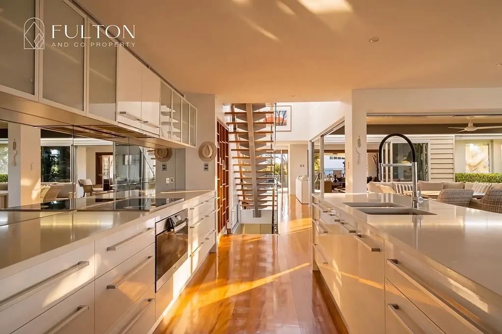 Moffat Beach 5બેડરૂમ Elevated Coastal Living in One of Moffat Beach’s Most Coveted Streets