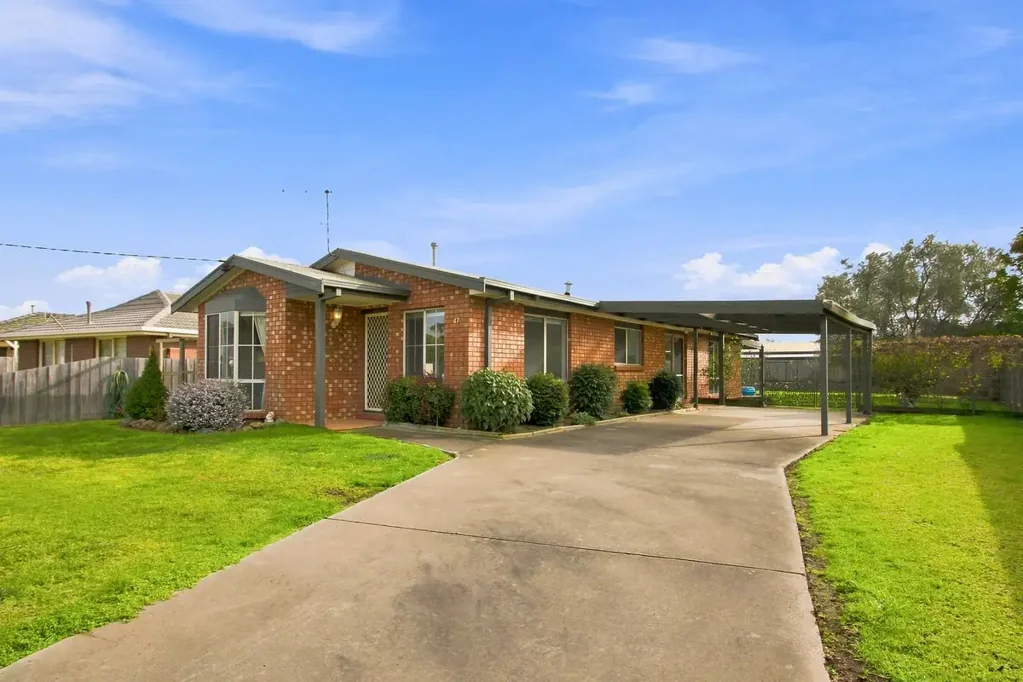 Sale 2房  Well Positioned East Sale Home Offering Comfort and Convenience