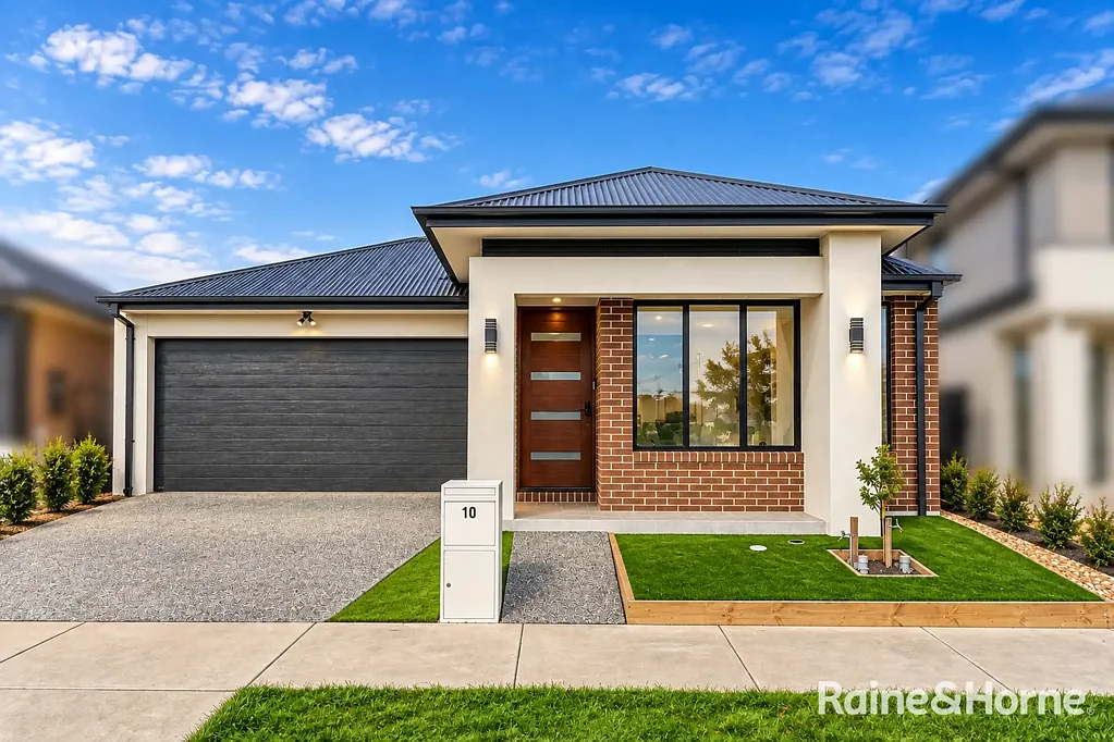 Spacious & Modern Family Living in Woodstock