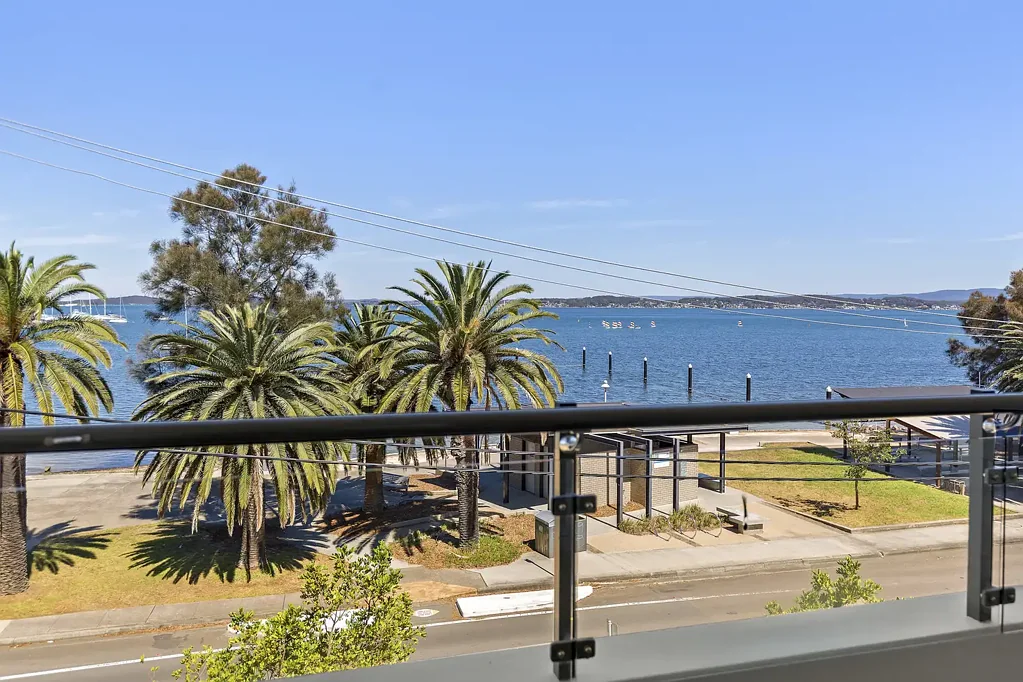 Belmont 2Zimmer Calming Water Views from Wonderful Lakeside Apartment. Ultra Convenient to Shops, Cafe's, Restaurants & Everyday Needs