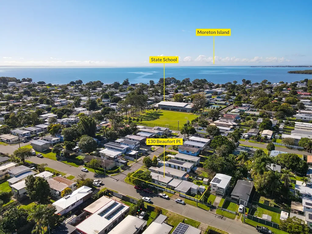 Deception Bay 3房 转角地块四卧  双车库储藏室  遮盖娱乐区  靠近水滨学校  实用储物空间 Corner Block Opportunity with Endless Potential - Walk to the Waterfront!