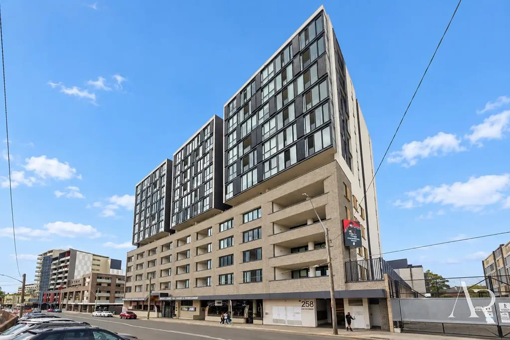 Kogarah 2房 高层转角公寓，坐拥城市与水景！ Elevated Corner Apartment with City & Water Views!