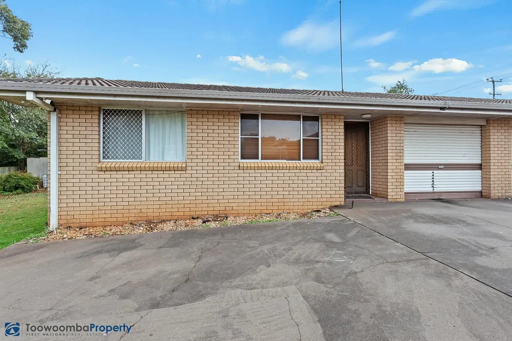 Affordable 2 bedroom brick unit in prime Centenary Heights!