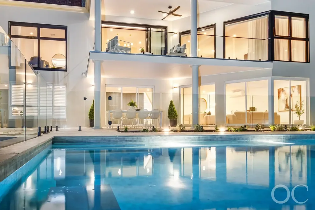 Burnside 5कमरा Open the Door to a Resort-Themed Family Living on a Grand Scale – Exciting Setting, City Views & to the Coast