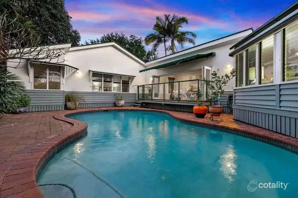 Classic Queenslander Charm Just Steps from River, Park & Cafés