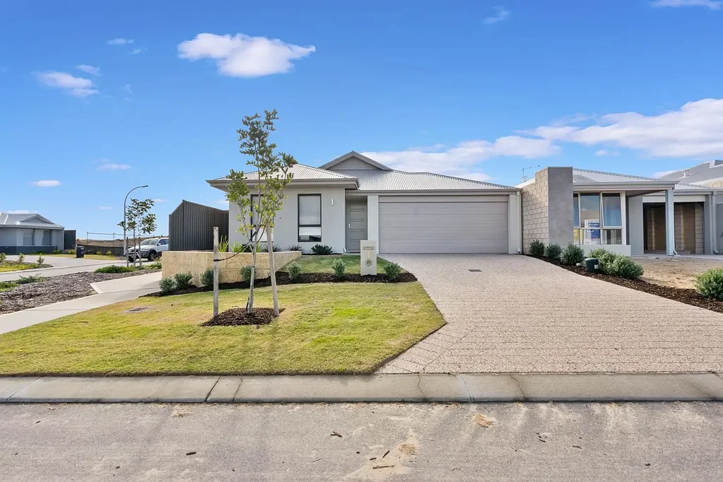 Eglinton 4Kwarto Elevate To Coastal Living with this Elevale Family Home