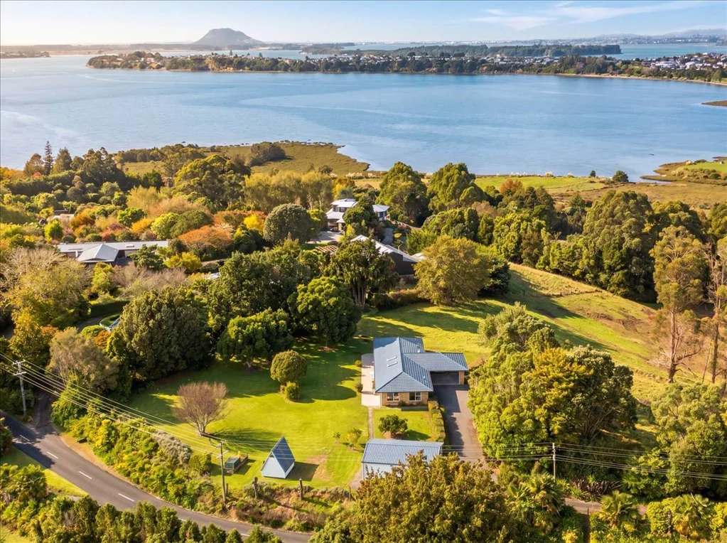 Whakamarama 4房  Water Views, Flexible Living, Prime Location