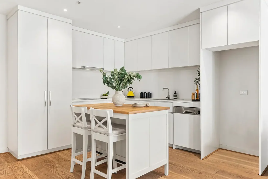 St Kilda 1 Bedroom Elevated Apartment Living Steps from Beach & Cafés