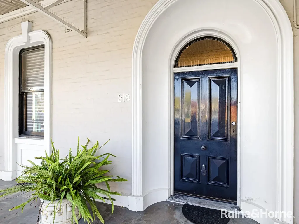 FULLY FURNISHED 3 BEDROOM TOWNHOUSE IN CBD - UTILITIES INCLUDED - NO EXTRA BILLS- Available 8/12/25