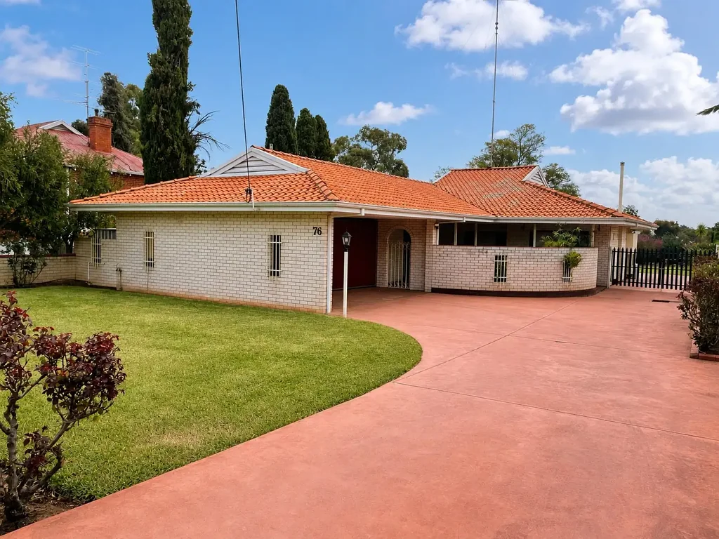 Modern 2-Bedroom Home with Private Courtyards in Central Northam