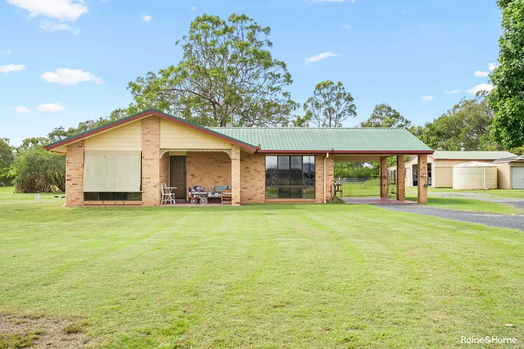 Urangan 4कमरा Acreage Living in Town