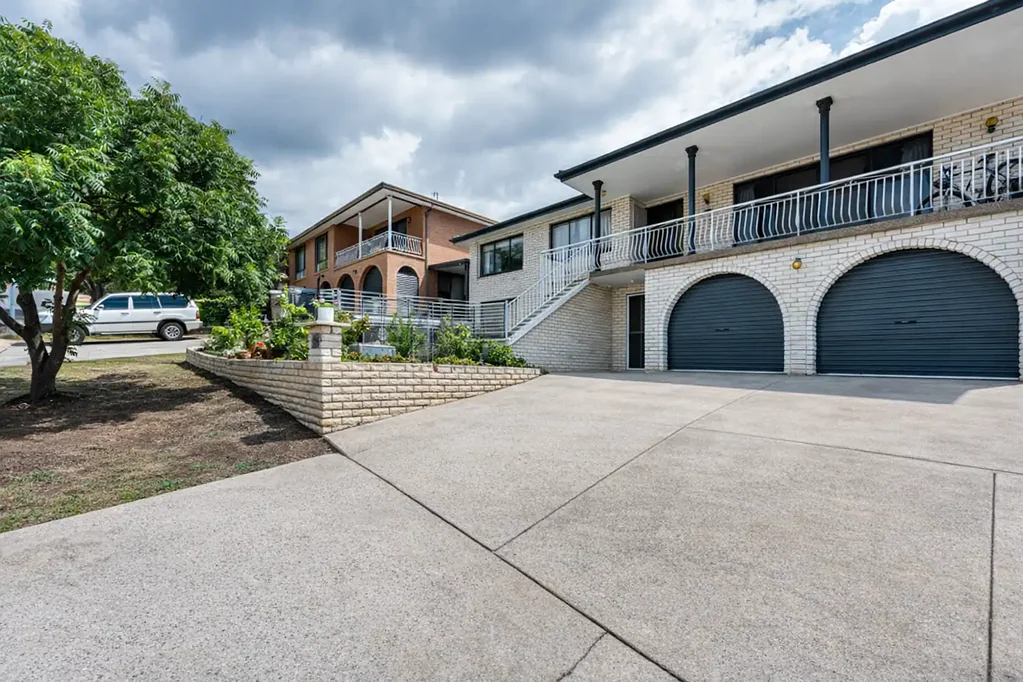 Crestwood 6房  Elevated Family Living with Flexible Dual Accommodation – RZ2 Zoning