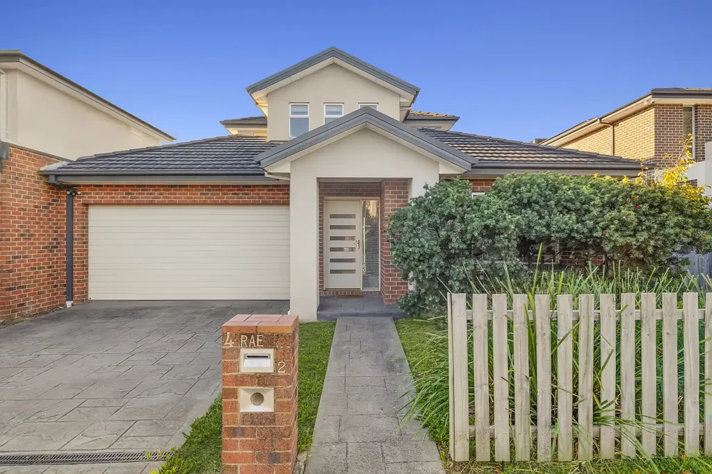 Mount Waverley 3房 3卧2卫双车库 石材台面厨房 学区房便利生活 330sqm低维护居所 Comfortable Family Living in a Convenient Location