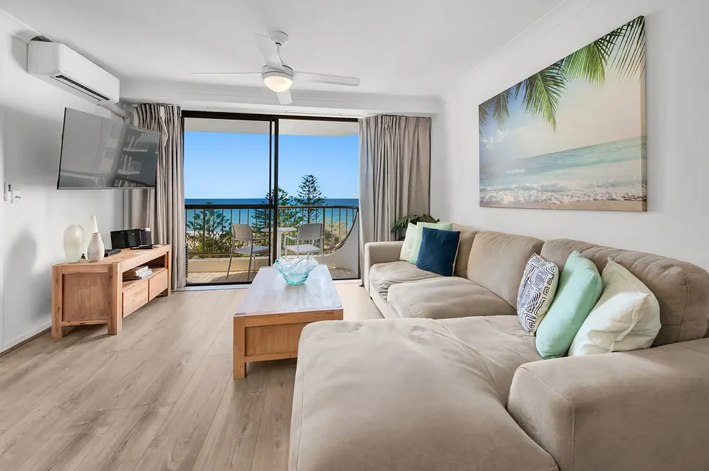 Broadbeach 1房  NORTH-EAST FACING, RENOVATED BEACHFRONT APARTMENT WITH OCEAN VIEWS