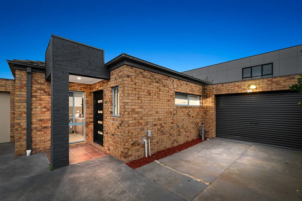 2/11 Lloyd Avenue, Epping, VIC 3076