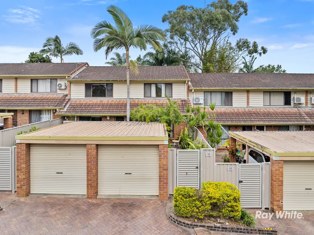Springwood 2ਬੈੱਡਰੂਮ Double Storey Townhouse in Private Complex with Pools & Entertaining Areas. Mins from JPC & Shops