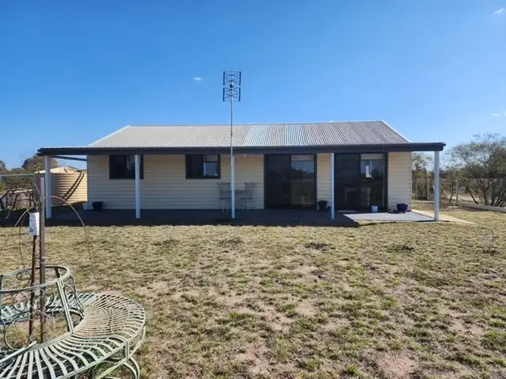 Tara Enjoy the sunrises and sunsets on this glorious acreage