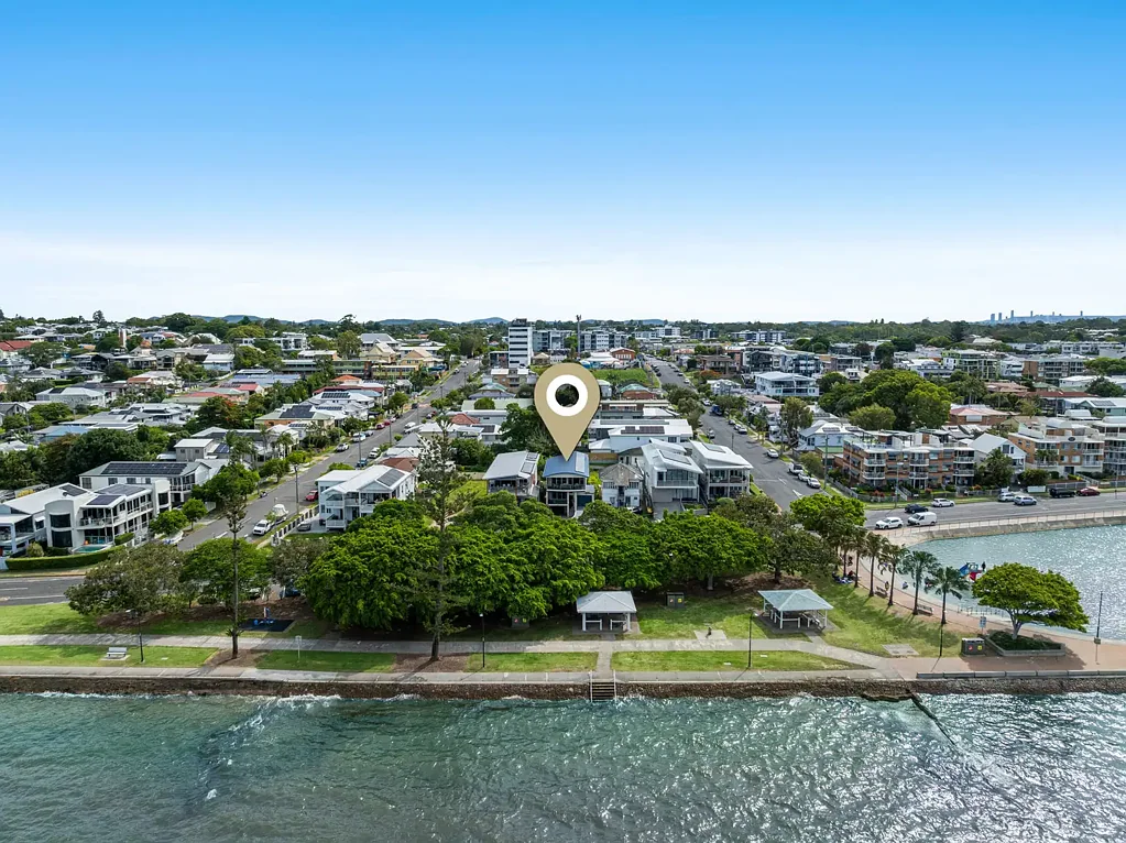 Wynnum 5房 滨水物业价值高 493㎡阔绰地 双层公寓带景 阳台视野佳 开发潜力足 TWO BOUTIQUE APARTMENTS WITH POTENTIAL DEVELOPMENT UPSIDE
