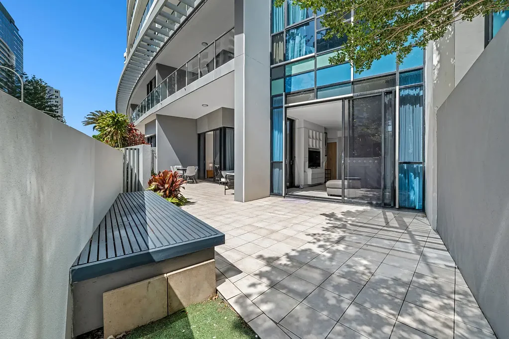 Surfers Paradise 2침실 BEACHSIDE LIVING WITH A HUGE NORTH FACING BALCONY!