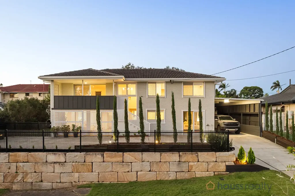 Corinda 3房 家庭友好位置 宽敞双层砖房 海风凉爽 私密空间 多代同堂设计 开放式生活区 宽敞后院 娱乐区 现代厨房 多功能房间 两车位车库 学区便利 Elevated Living with Space, Flexibility & Dual Living Potential