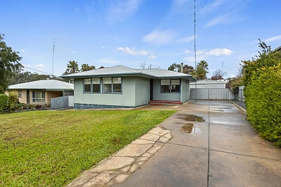 Clare 3Moenga Updated Comfort & Investment Opportunity Near Clare Golf Course & Hospital