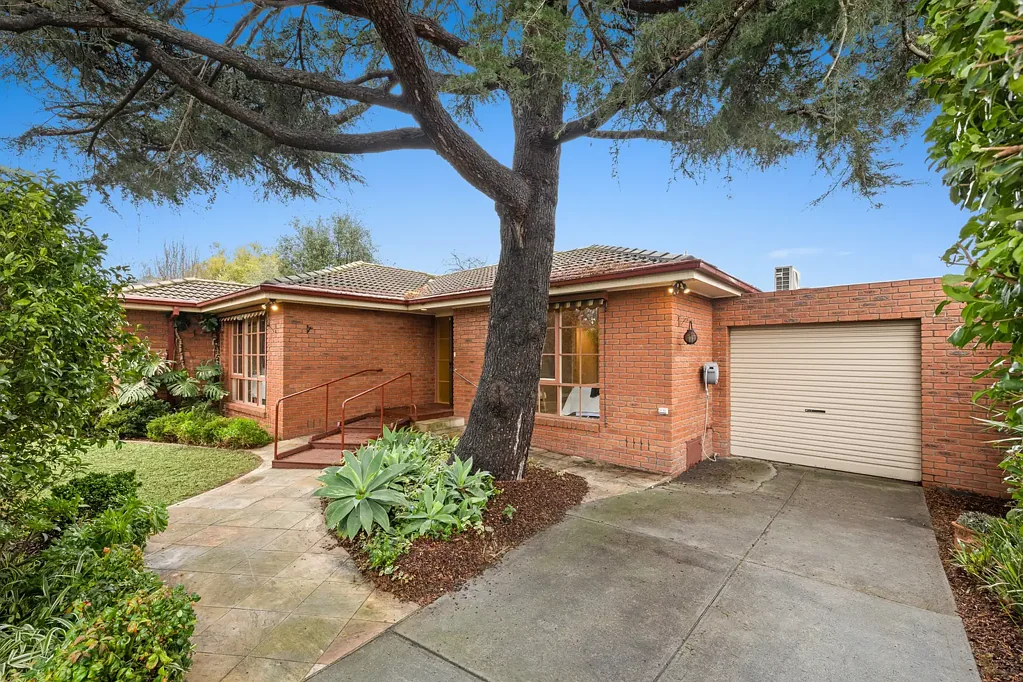 Cheltenham 3कमरा Single-level Comfort in Quiet Garden Setting