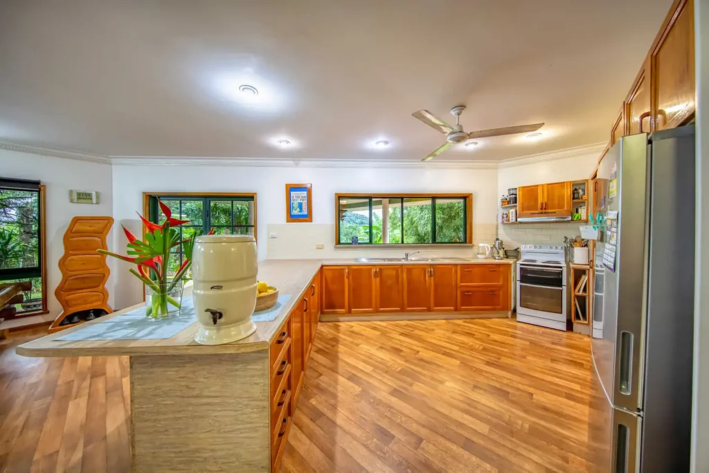 Utchee Creek 8部屋 Reduced to sell, Ultimate Lifestyle Property, family, or extended family. Move into paradise and immediately earn an income.