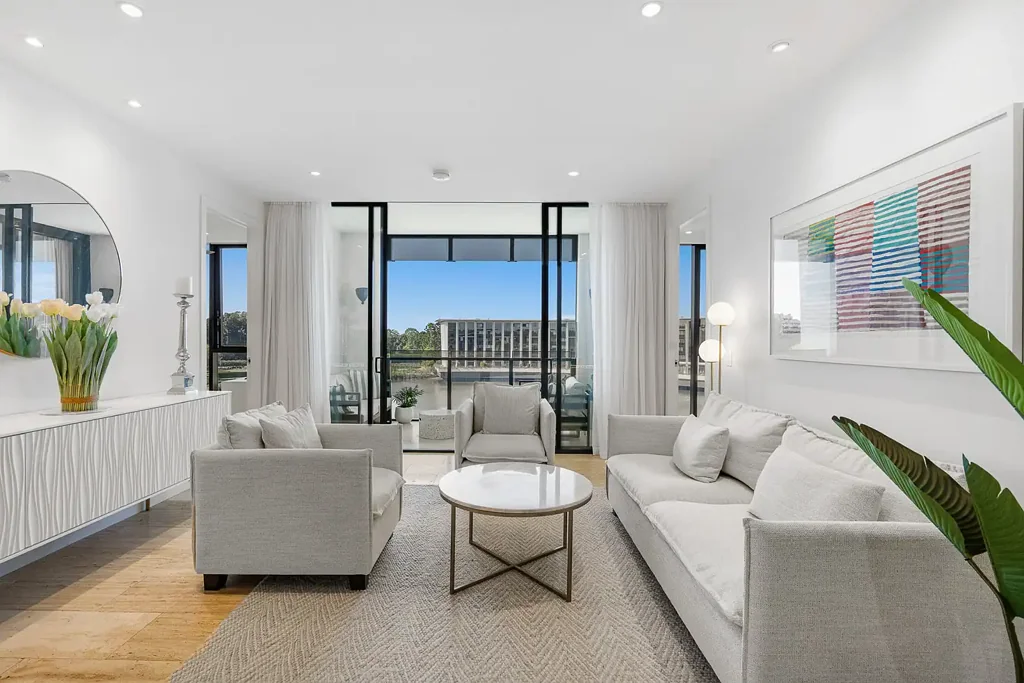 Benowa 3房  LUXURY AT ITS FINEST - TOP FLOOR IN PRIME POSITION 3 BEDROOM, PLUS STUDY, 2 BATHROOM READY NOW