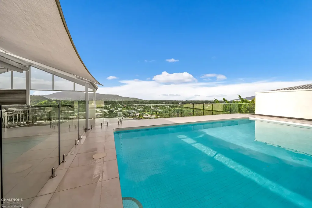 Mooroobool 5房  Grand Scale Living!