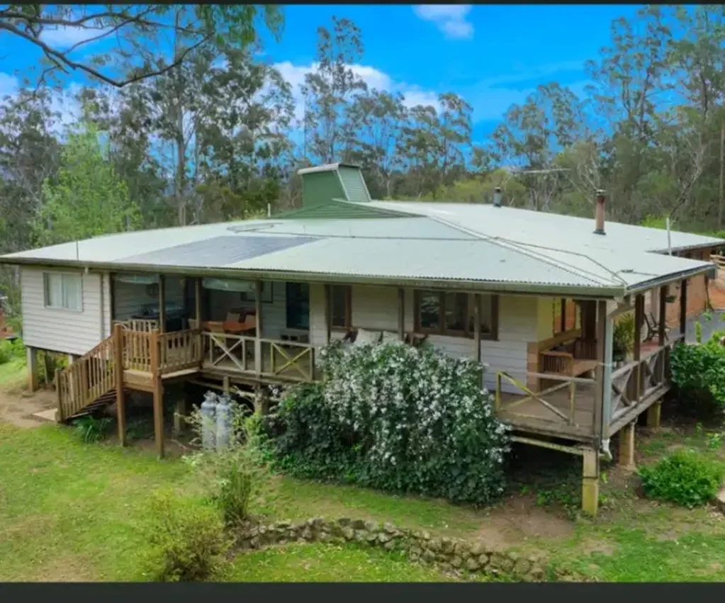 Tyringham 5 Slaapkamer The "Ultimate Tree Change" 18 acres of endless possibility with a sprawling family home & Spring Fed Creek