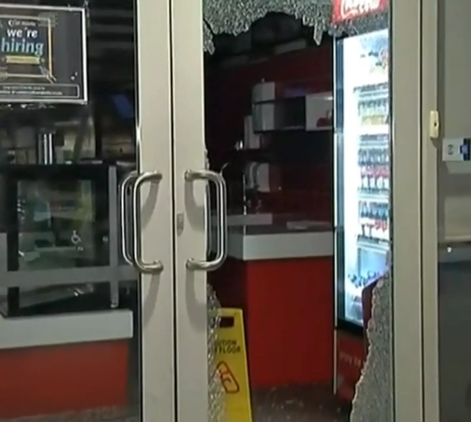 一夜之间，奥克兰一街道多家商店被砸窗！