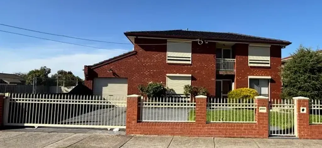 Spacious Double-Storey Family Home in Prime Avondale Heights Location