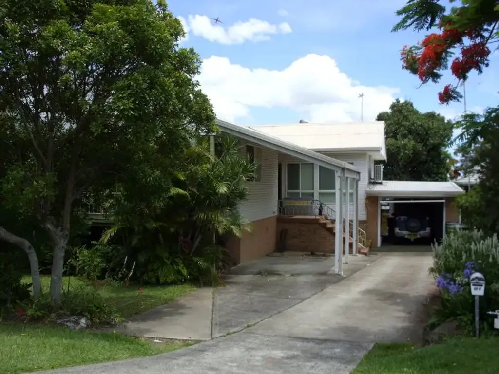 Duplex With Sunroom In Quiet Area