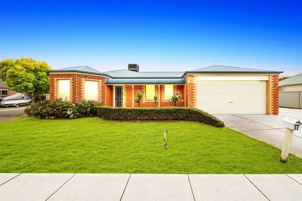 Pakenham 3chambre Lakeside Living on 605m² Corner Block Family Home with Future Development Potential (STCA)